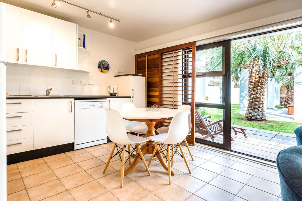 Onetangi Beach Apartments Kültér fotó