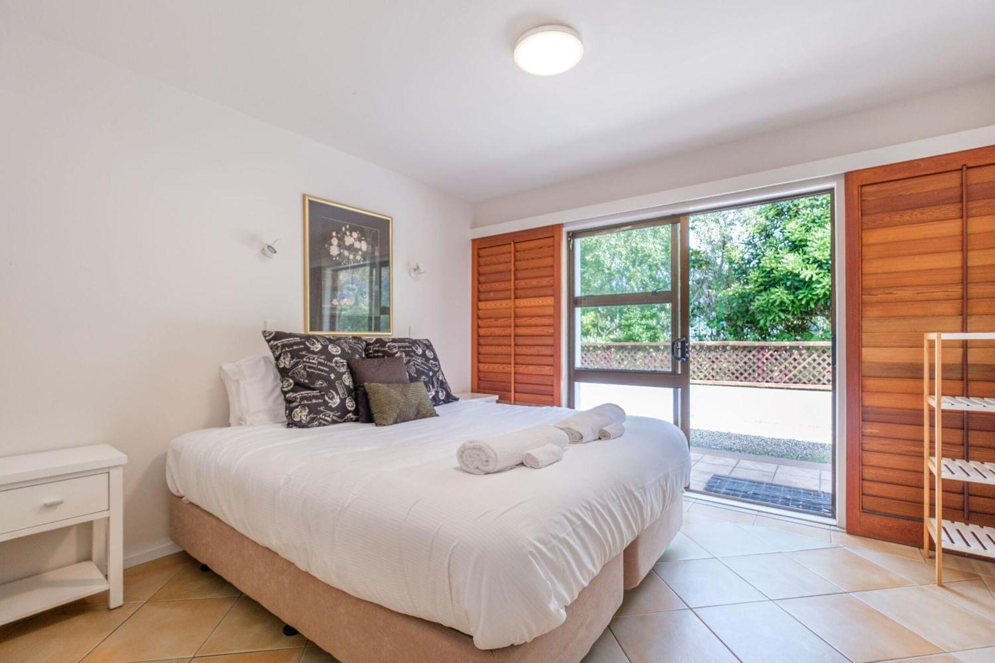 Onetangi Beach Apartments Kültér fotó